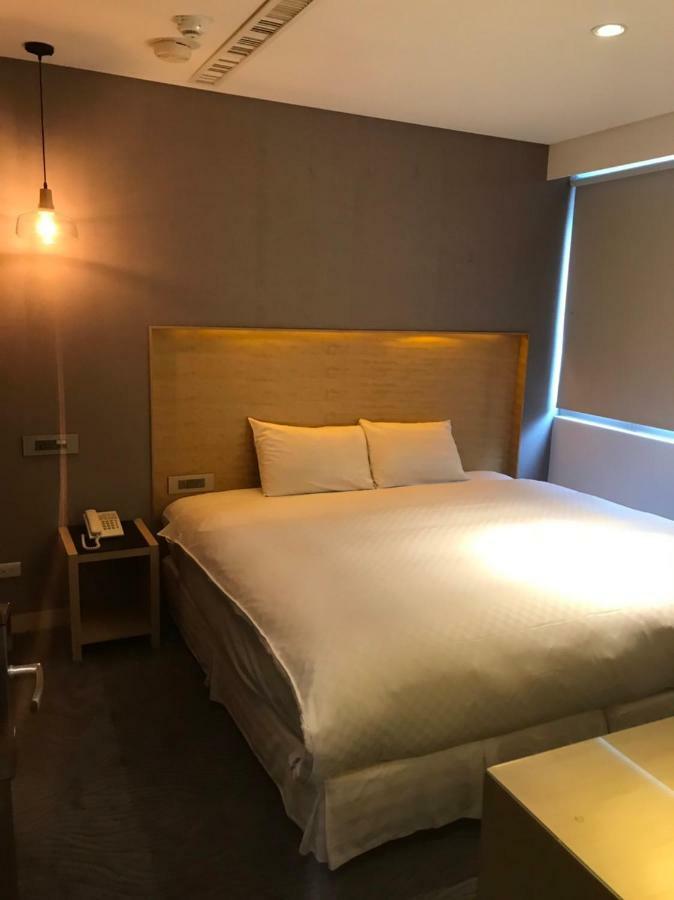 Hotel 麗馨商旅七賢館 Kaohsiung Exterior foto